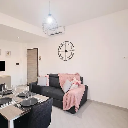 5 Fco Modern & Spacious, Free Parking *