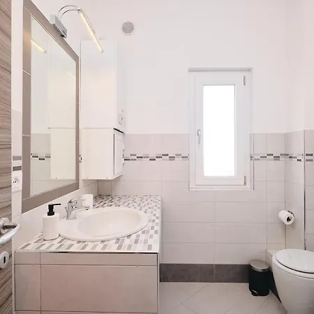 5 Fco Modern & Spacious, Free Parking *