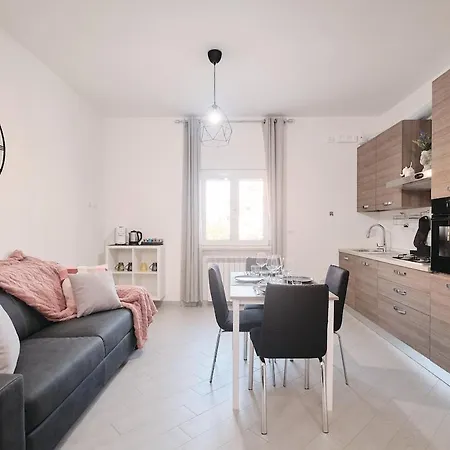 Apartment 5 Fco Modern & Spacious, Free Parking